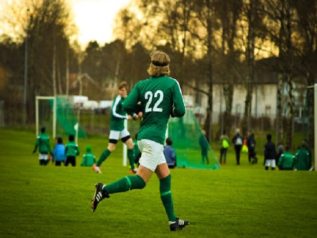 Fotbollsspelare i grön tröja